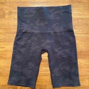 SPANX Look at me now seamless Camo Bike Short